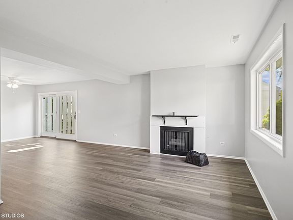 2nd image of 852 Oxford Pl #852