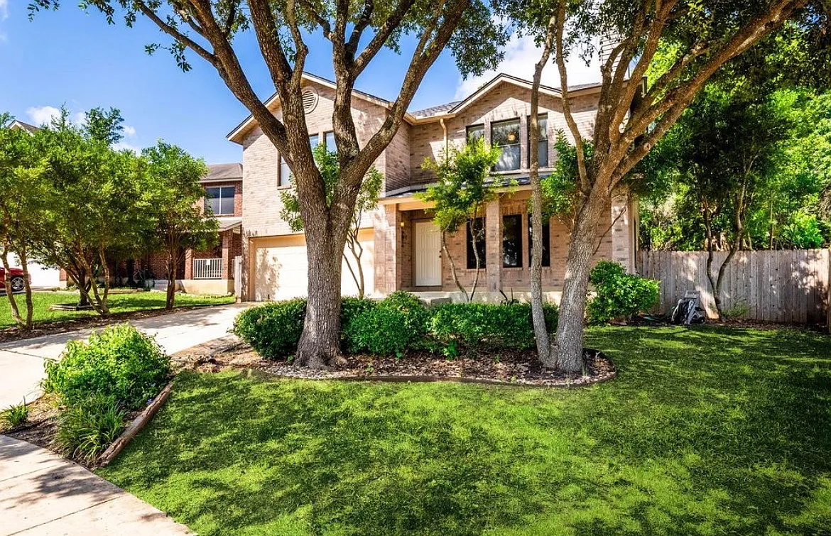 4 bed, 2.5 bath, 2334 sqft, $2,575 — Photo 2