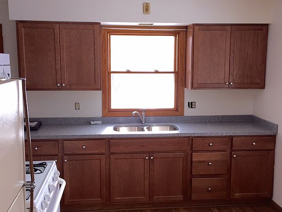 5th image of 906 Saint Peter Ave