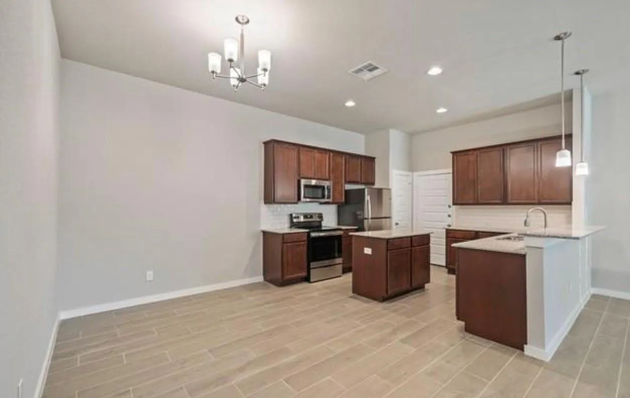 3 bed, 2.0 bath, 1287 sqft, $1,695 — Photo 4