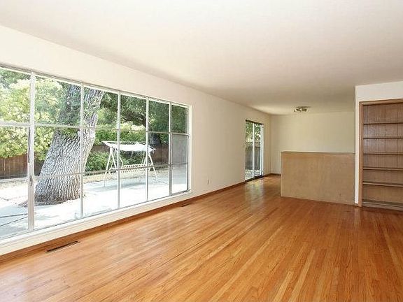 2nd image of 3701 Oak Dr