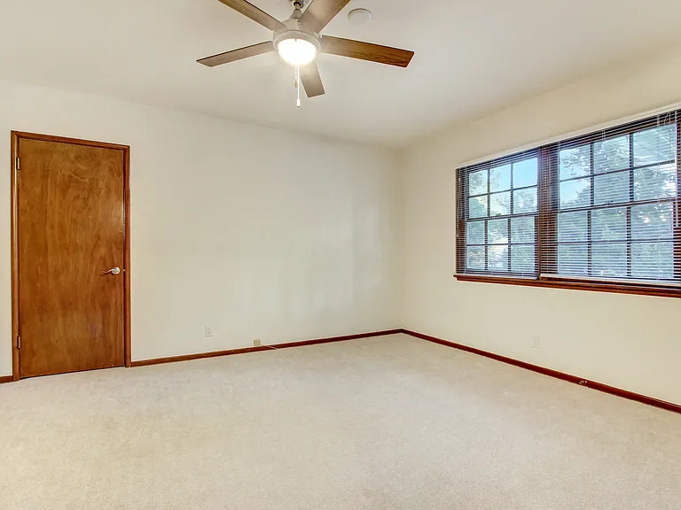 12224-34 Chandler Blvd — Photo 18
