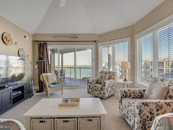 3rd image of 6321 Captains Ln Unit 306