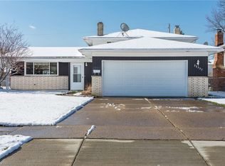 22337 Sharon Ln, Fairview Park, OH 44126