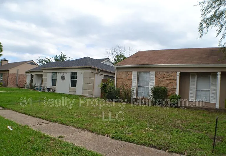 1520 Pebblewood Dr — Photo 2