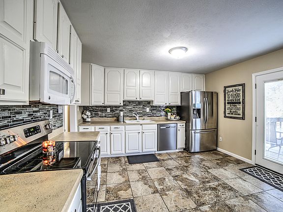 4th image of 390 Tollview Dr