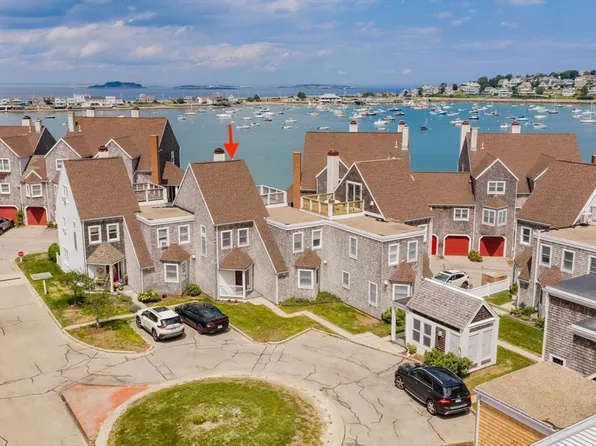 32 Commodore Ct, Hull, MA 02045