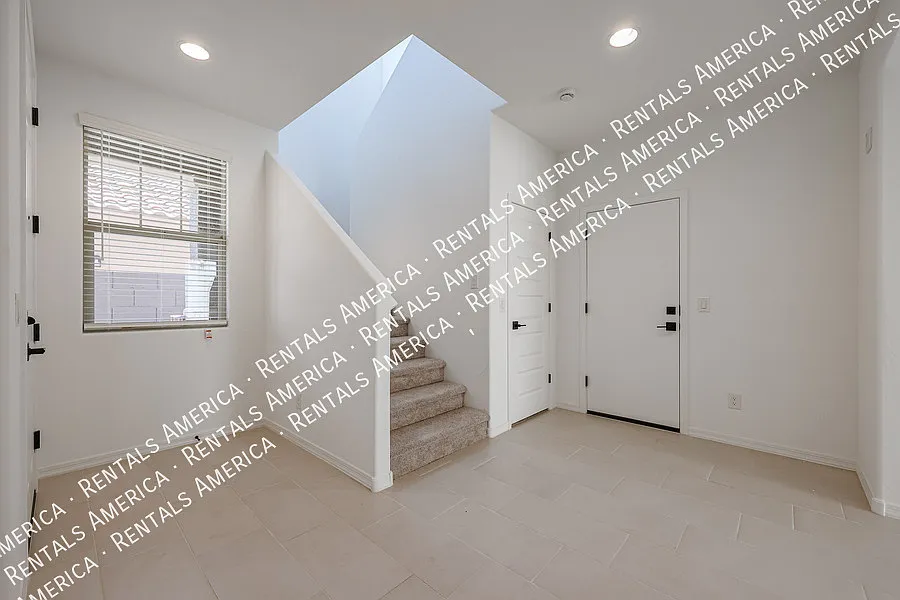 4 bed, 2.5 bath, 1961 sqft, $2,300 — Photo 3
