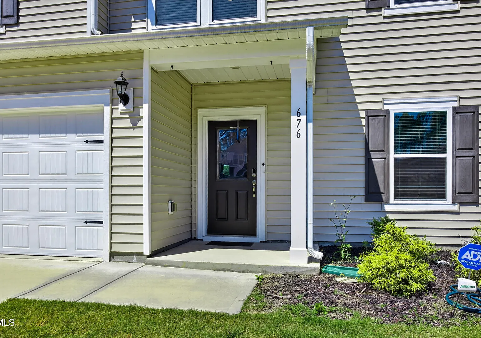 4 bed, 2.5 bath, 2422 sqft, $2,600 — Photo 3