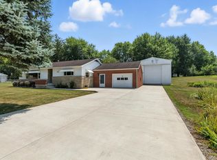 102 N Woodruff Rd, Wolcottville, IN 46795
