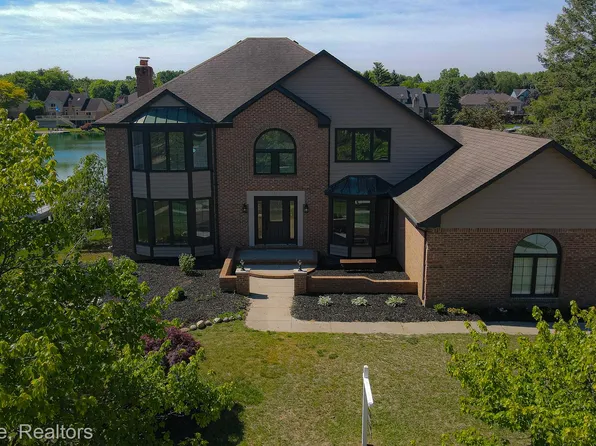 8828 Grace St, Shelby Township, MI 48317