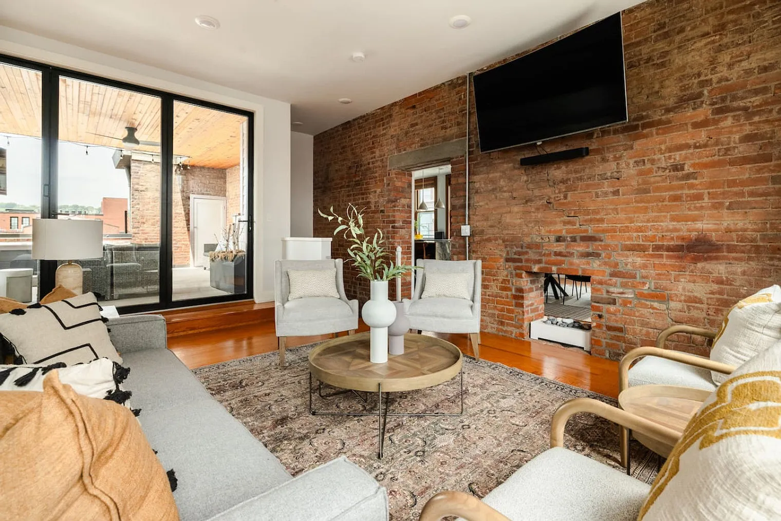 3 bed, 2.0 bath, 2960 sqft, $8,878 — Photo 3