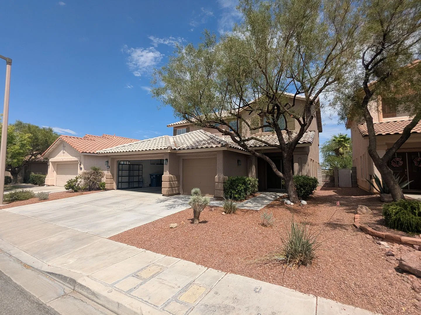 Beautiful 5 Bedroom Summerlin Home with Loft, Balcony & Mountain Views — Photo 1