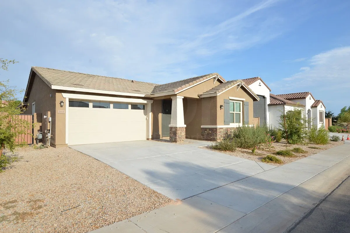 4 bed, 3.0 bath, 2248 sqft, $2,050 — Photo 2