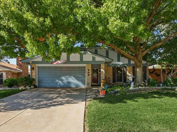 2909 Oakridge Dr, Bedford, TX 76021