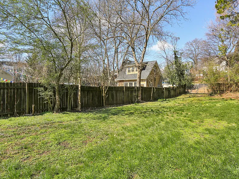 940 Austin Ave NE — Photo 23