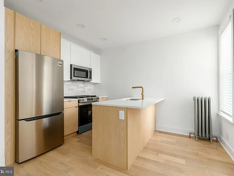 5461 W Berks St — Photo 4