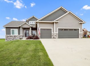 794 182nd Ave, Pella, IA 50219
