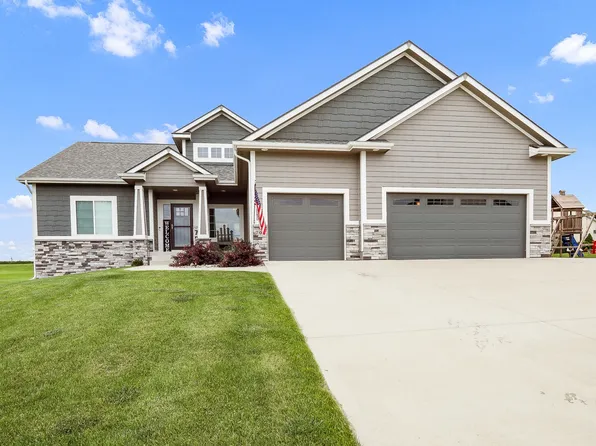 794 182nd Ave, Pella, IA 50219