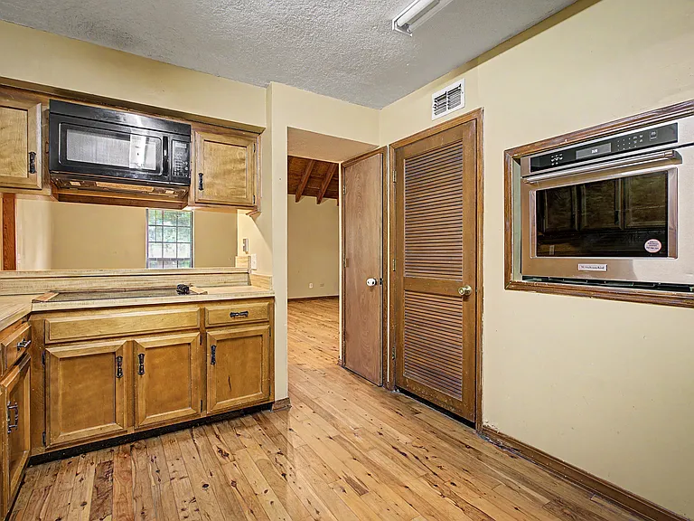302 Bernard Rd — Photo 29