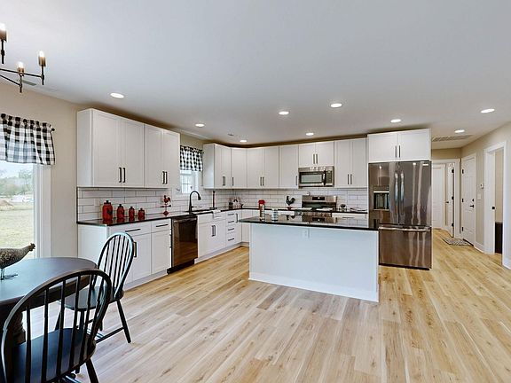 5th image of 95 Applewood Rd