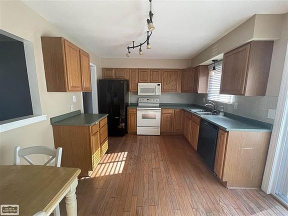 5th image of 43267 Fortner Dr