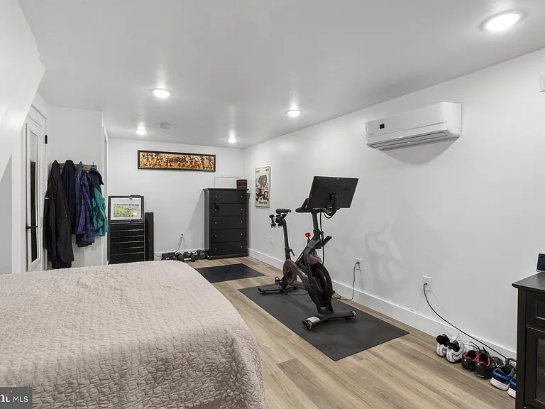 212 Catharine St #1 — Photo 8