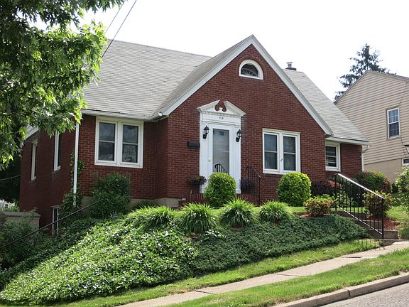 3rd image of 219 Summer St S