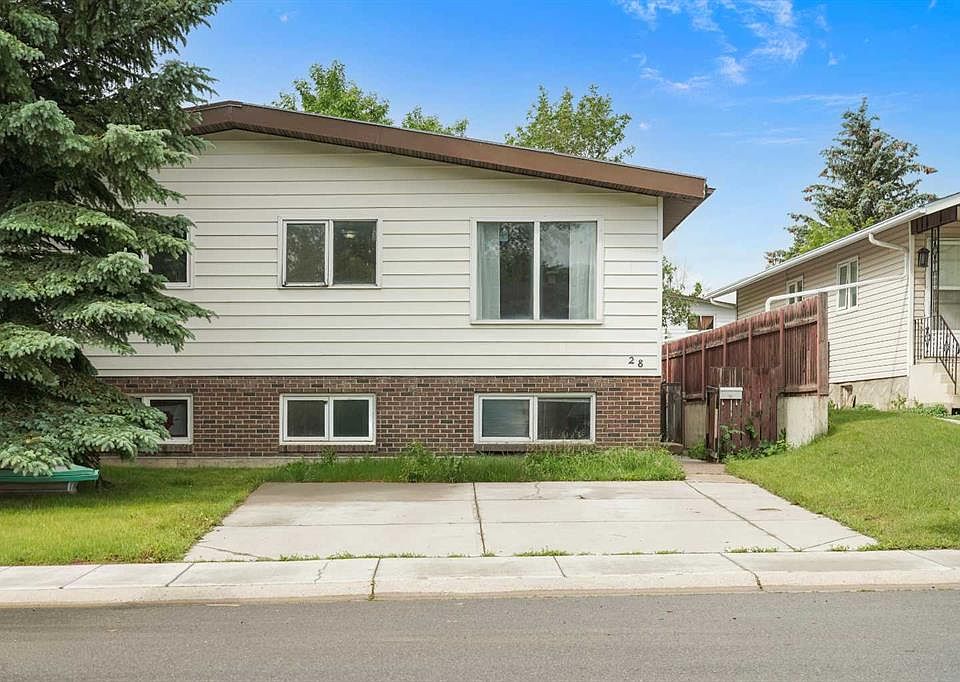 1st image of 28 NE Cayuga Cres W