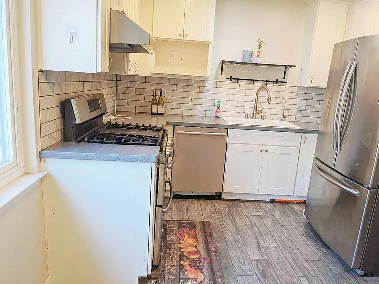386 Waverly St — Photo 9