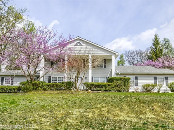 688 Uphill Rd, Milford, MI 48381