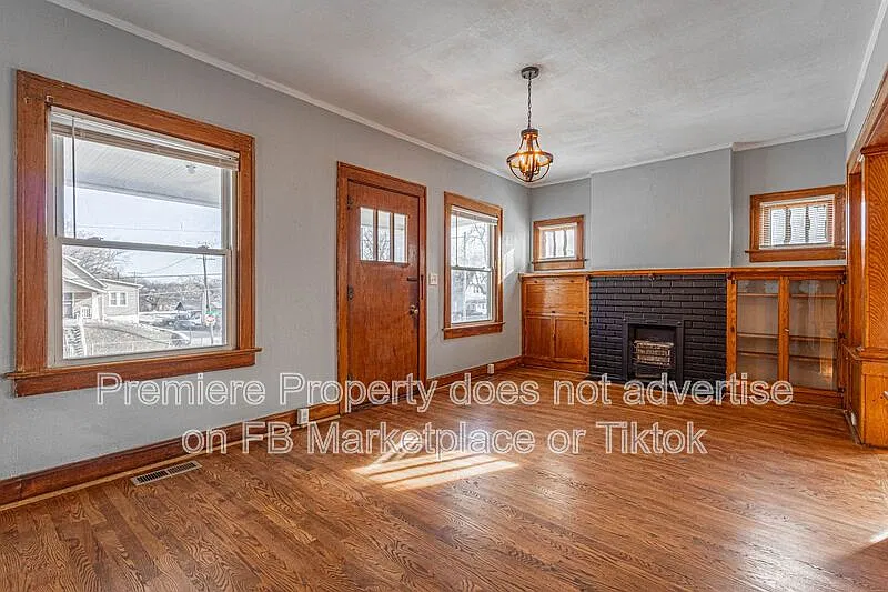 3 bed, 1.0 bath, 1972 sqft, $1,295 — Photo 2
