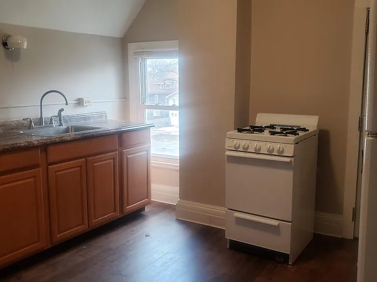 324 W 8th St — Photo 21