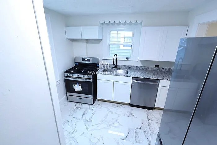 961 Lawton St — Photo 3