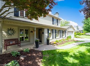 29090 Kendallwood Dr, Farmington Hills, MI 48334