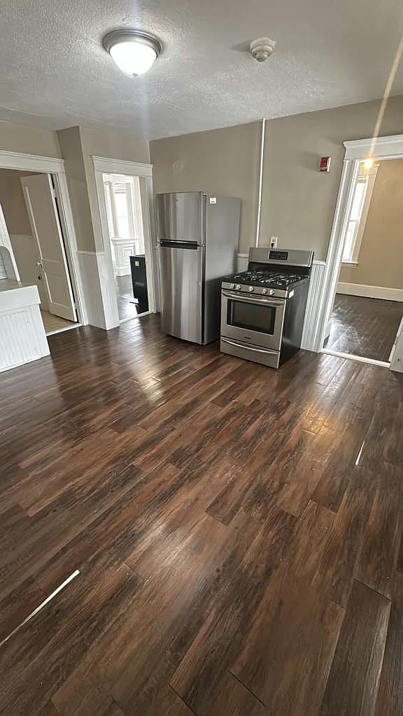 Building Photo - 99 Oak St #1L