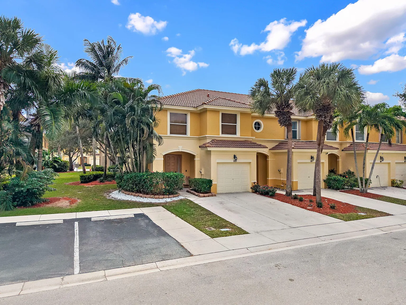 3 bed, 2.5 bath, 1579 sqft, $3,200 — Photo 2