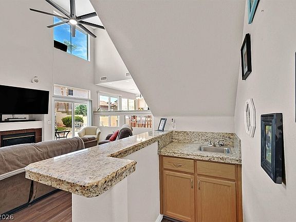 5th image of 3905 Larkcrest St