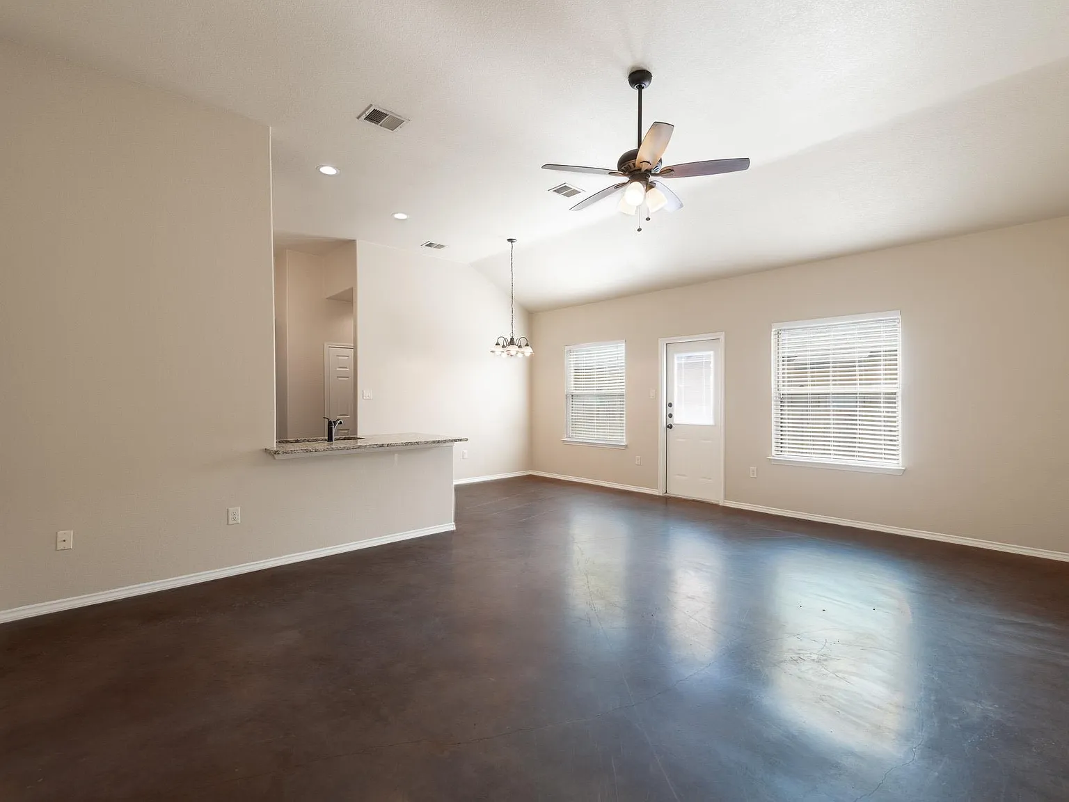 3 bed, 2.0 bath, 1372 sqft, $1,625 — Photo 3