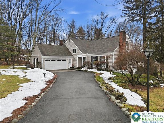 3rd image of 128 Stoneleigh Dr