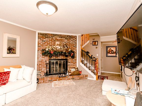 4th image of 6034 Oakbrook Ln