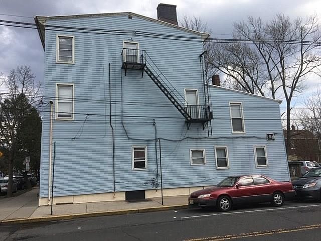 2nd image of 68 Guilden St