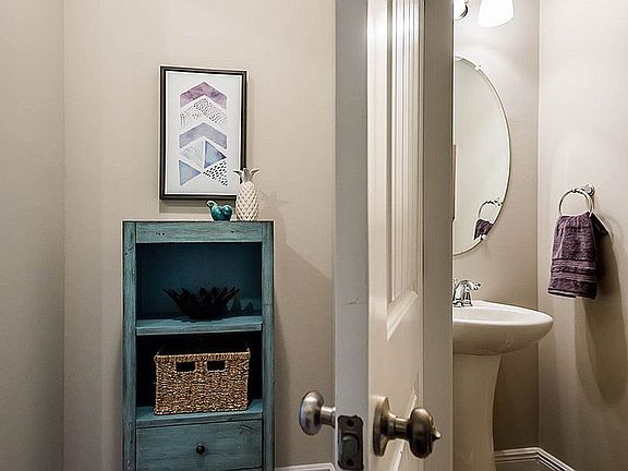 Garage entryway w/half bath 