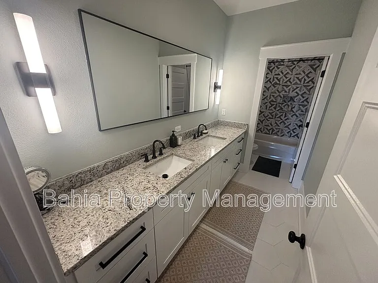 211 E Adalee St — Photo 20