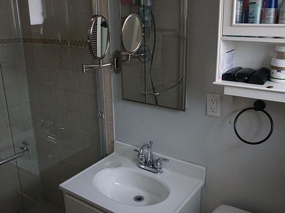 5th image of 16222 Marlinton Dr