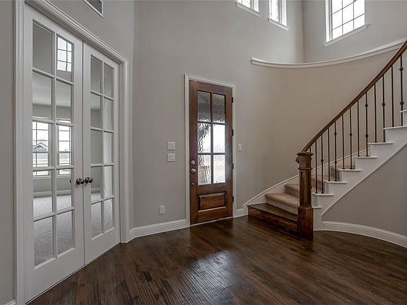 4th image of 843 Longbranch Way