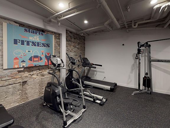 4th image of 850 W Montrose Ave #316