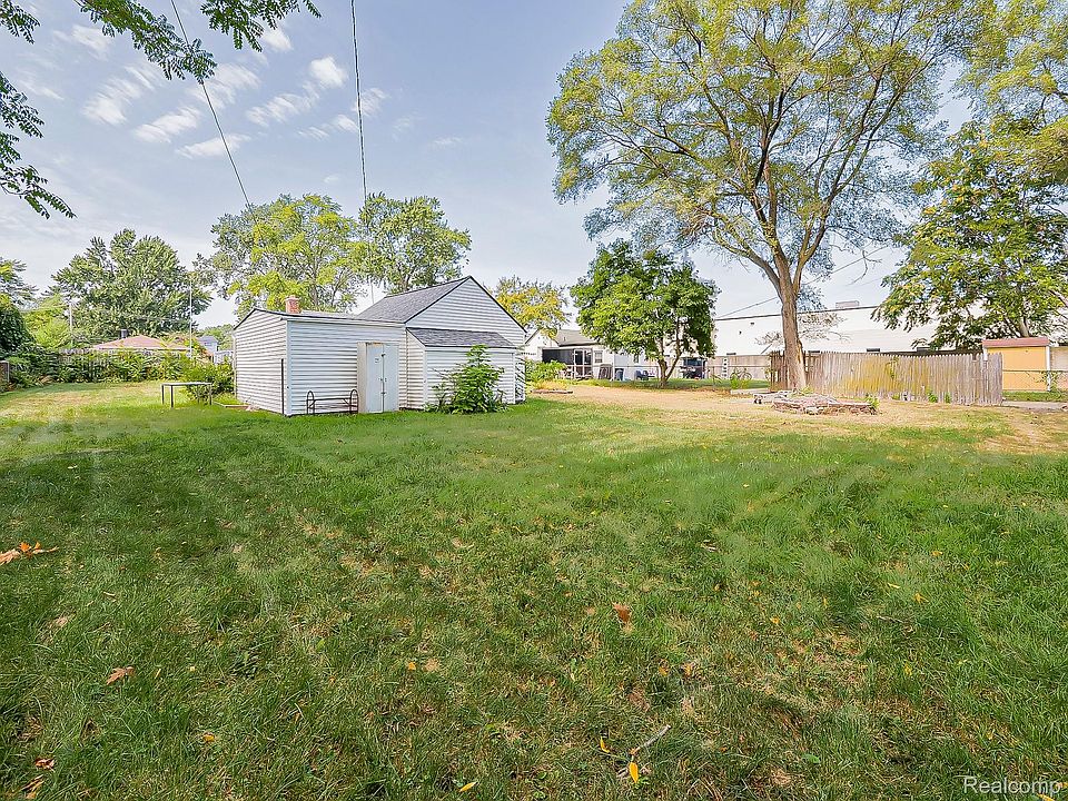 20380 Floral St, photo 23