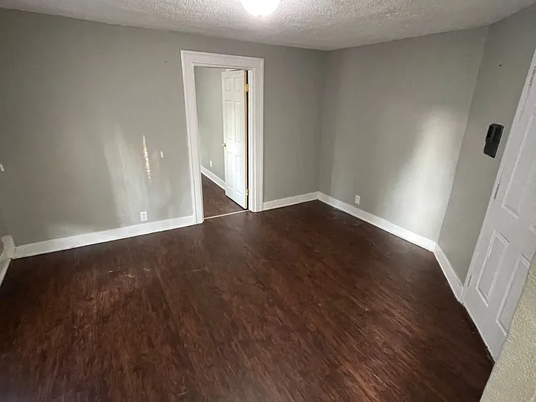 556 N Clay St — Photo 4