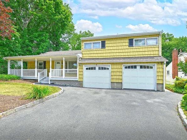 2 Kingston Place, Huntington Station, NY 11746